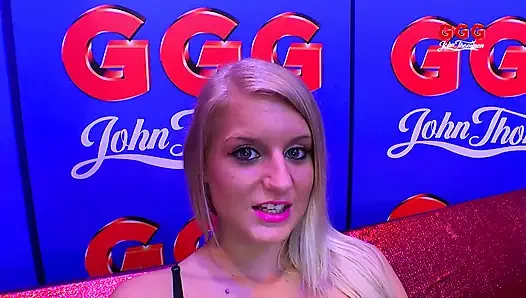 Sarışın Bomba Anna Oyuncu Seçmelerinde Kanepede Sikişmek Istiyor