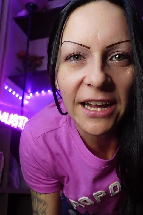 Δεμένος, τιμωρημένος στο πάτωμά μου