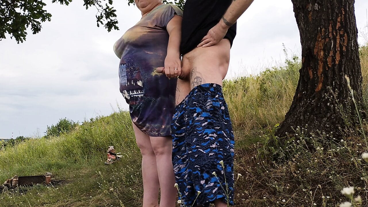 Öffentliche Masturbation meines Schwanzes durch eine Schlampe im Park
