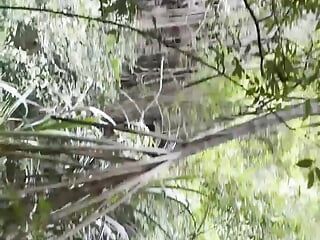 熱帯雨林で見知らぬ人によって18歳creampied