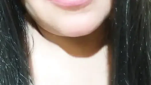 Женщина с большой задницей в красных стрингах жаждет трахнуть мужика, который закончит в ней