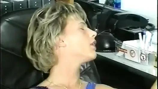 Memek lesbian rambut pirang toket besar ini lagi asik jilat dildo sampai dicrot di mulut