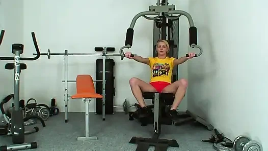 Молодая гимнастическая киска