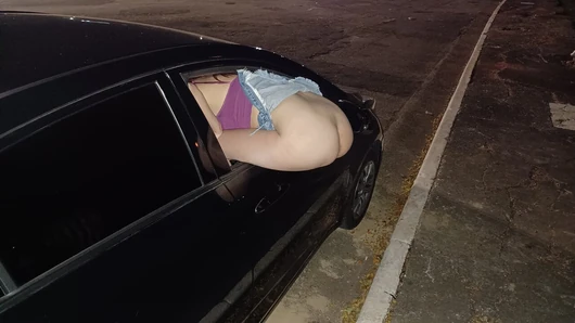 Novinha com bunda na rua em público para estranhos caçando