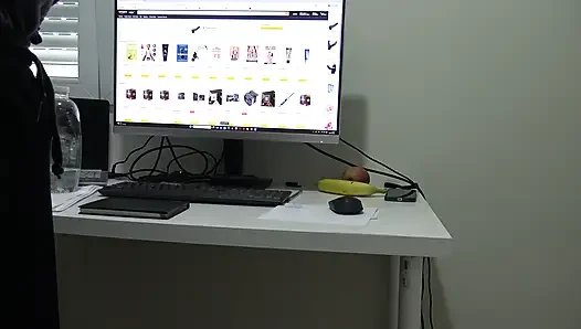 Üvey oğul gerçek üvey annesi için büyük siyah bir dildo sipariş ediyor