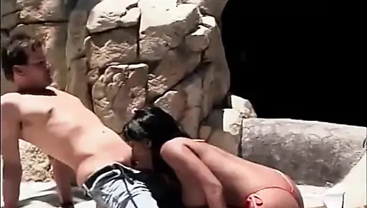 Индийская шлюшка с большими сиськами прыгает на твердом члене