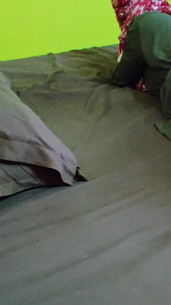 "아시아 계모가 뜻밖의 깜짝 섹스를 가져옵니다"의 스릴 넘치는 순간.