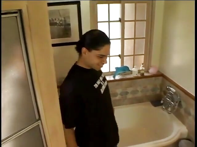 Doston ka samooh gulabi adhovastr men lnd chusaee karta hai aur gndi rndi ko pheshiyal karta hai