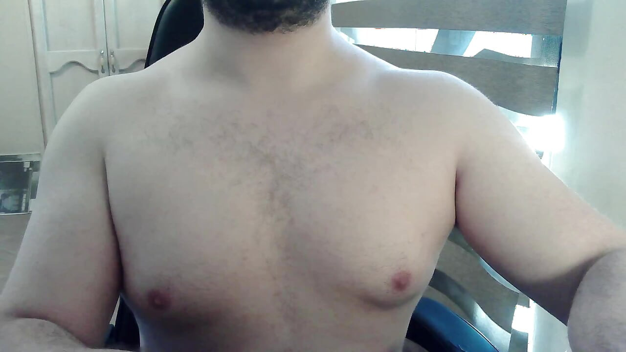 Muscular camboy works out his upper body