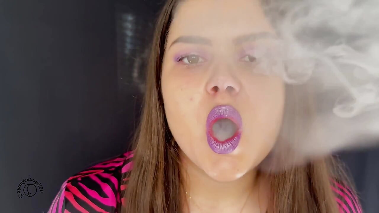 在我的 Pijamas 中用紫色唇膏抽我的香烟