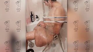 Zuschauen, Typ mit einzigartiger Behinderung duscht