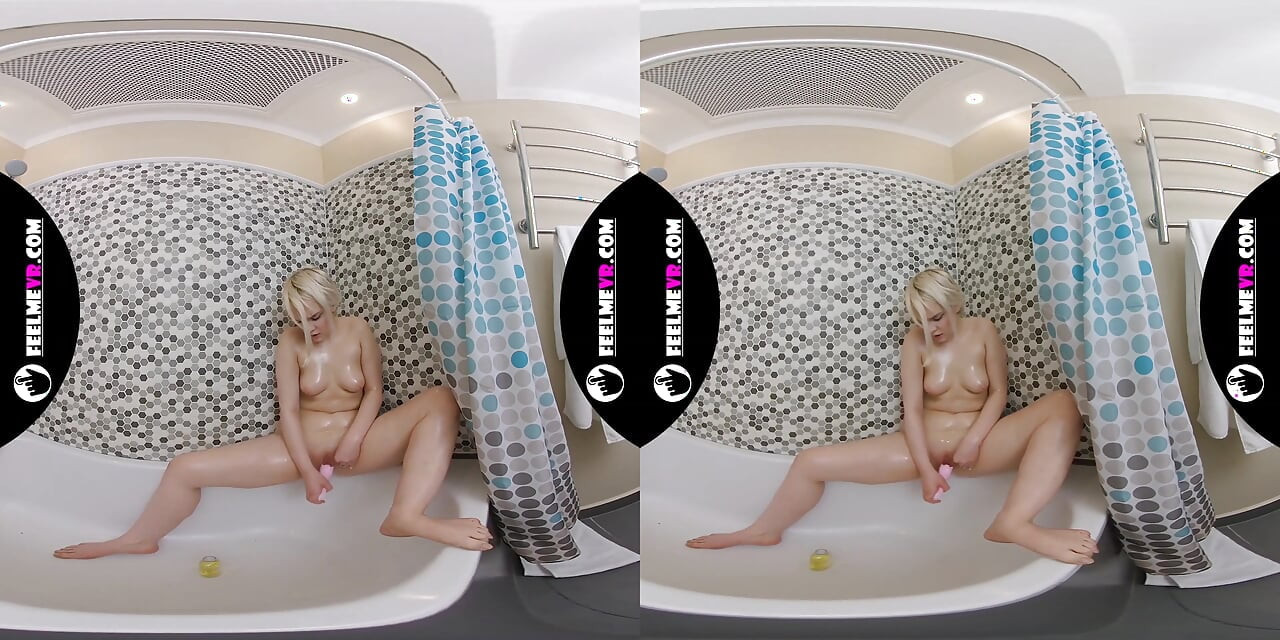 Η Coroline αυνανίζεται στο ντους με ροζ δονητή 3D 180vr
