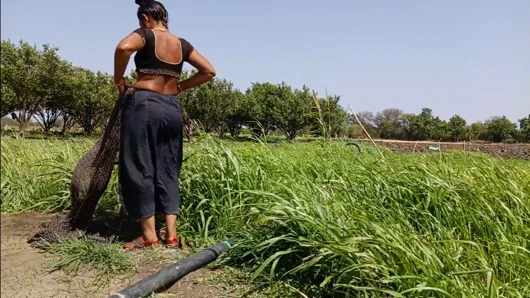 Kheton mein desi sauteli bahan Sadi utaar kar Naha Rahi Hai khula bathroom jungle mein bhabhi Naha rahi hai sasur ji ne deka outdoor Bahhroo