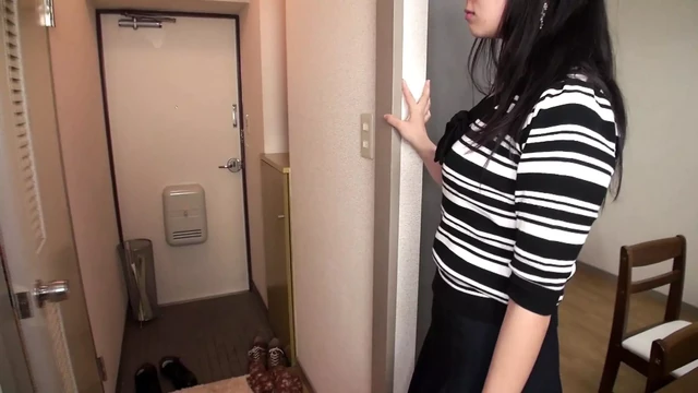HOTTIE SUCKS A MONSTER COCK AS SHE RIDES ANOTHER IN HOT