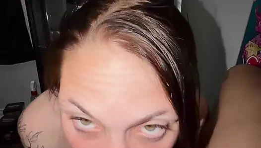 Versaute zierliche ehefrau lutscht großen schwarzen schwanz