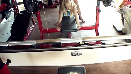 Fitnessstudio-schlampe hart gefickt auf bank drücken pOV
