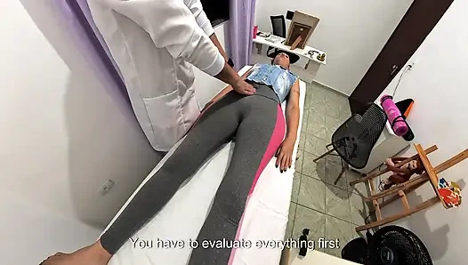 Ortopedi doktoru hastanın kıyafetlerini çıkarıyor ve yüzüne boşalıyor.