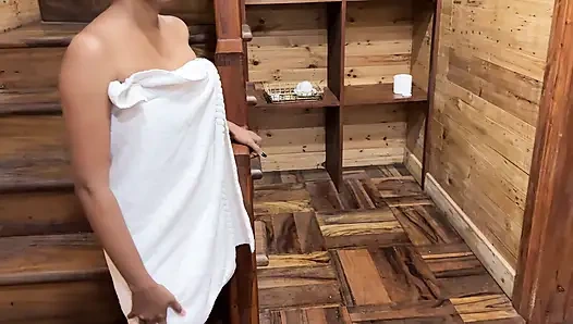 Индийская девушка дези делает красивый минет и кончает в рот, большой хуй