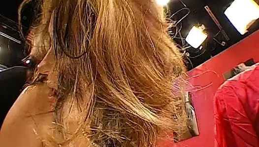 Cewek hot rambut pirang ini lagi asik nyepong kontol besar dan memeknya dientot habis-habisan