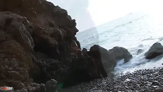 Lady-margaux: güzel minyon bayan Margaux deniz kenarında ateşli bir striptiz yapıyor