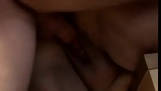 Bu olgun seksi sulu bebek biraz zevk verme yeteneğine sahip