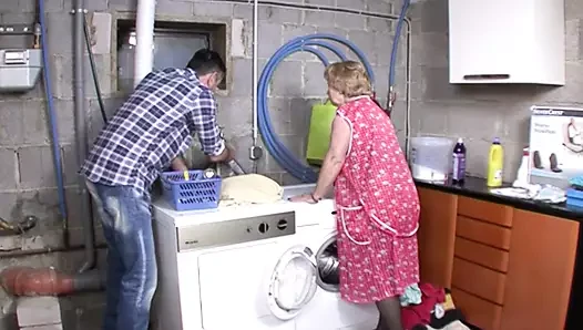 Oma wird vom Hausmeister gebumst