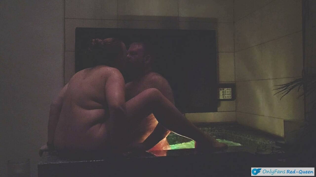 Романтичний ювілейний секс на відкритому балконі у спа-центрі з гарячою ванною японського пентхауса з любов'ю в Токіо.