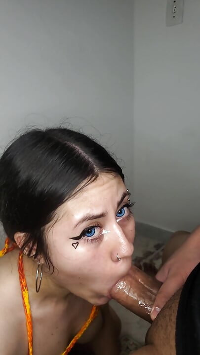 Je lui taille une pipe incroyable jusqu’à ce qu’il éjacule sur mes seins - pipe amateur et éjaculation