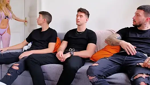 Vahşi grup seks! Tru Kait iki yarağı amına almaya cesaret ediyor!