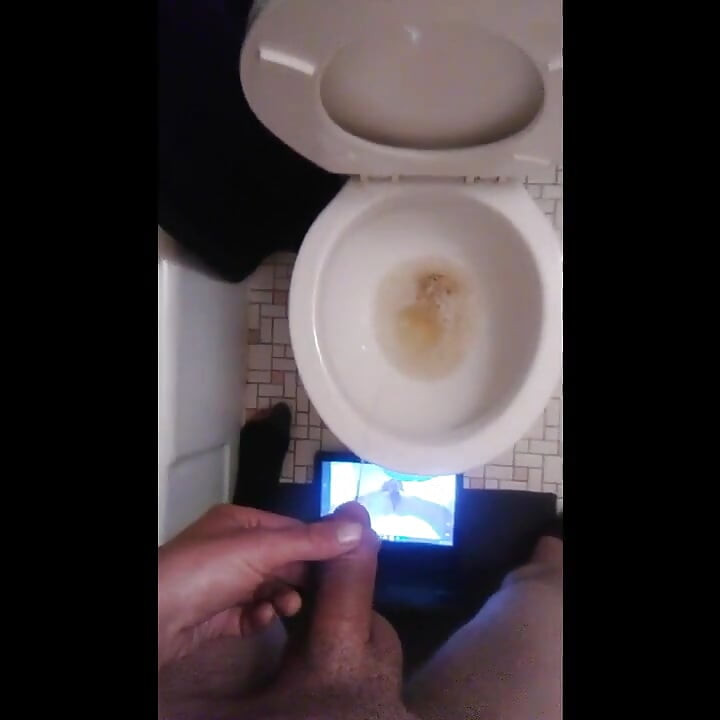 Em primeiro plano - transgirl mijando em si mesma e câmera de ângulo duplo