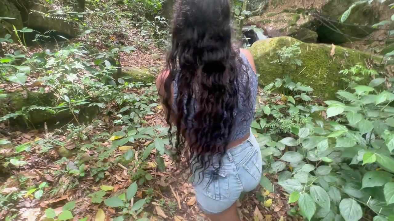 我和害羞的继妹一起去树林里徒步旅行，最后我们狠狠地操逼，直到我射在她的屁股上