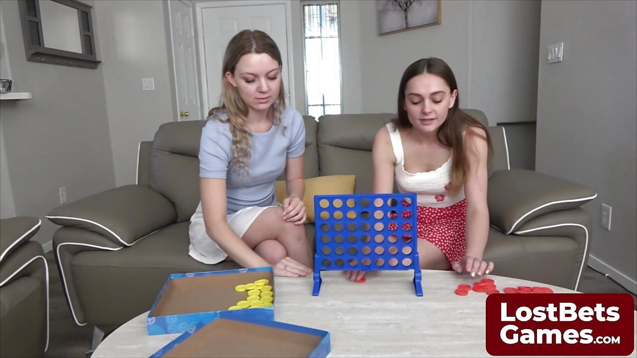 Obie dziewczyny twarzą w Strip Connect Cztery lesbijki gry
