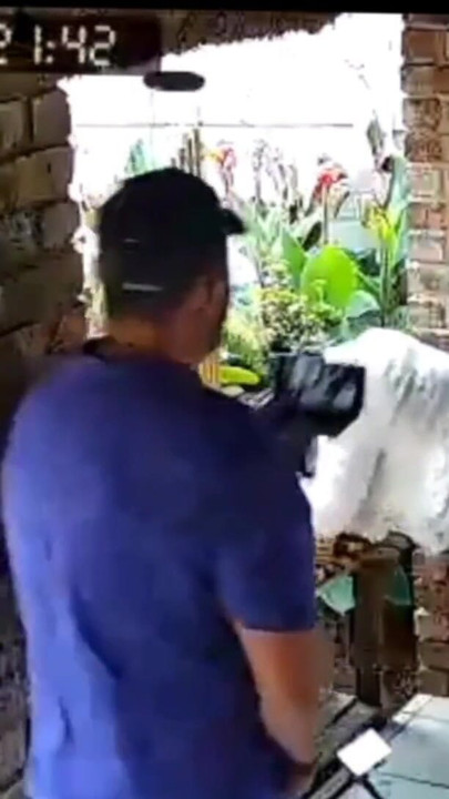 寝取られてるボスは、私に妻とセックスしろと言ったのに、彼はオナニーしてる |クリップ1