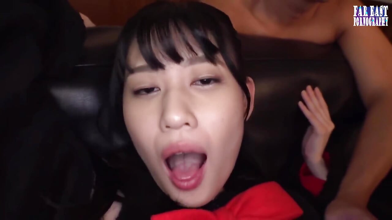 Λεπτή ευδαιμονία με μικροσκοπική καμπύλη με σκούρα μαλλιά σε γλυκό στοματικό ραντεβού μέρος.4