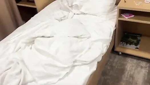 Pembantu Arab menggoda pelanggan hotel dengan memek sempitnya di kamar