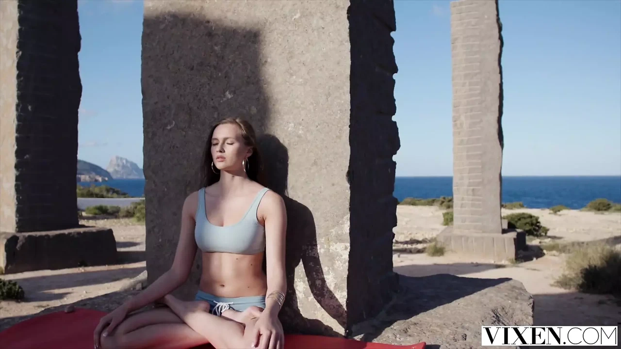 Vixen这个完美的奖杯在度假时变得狂野