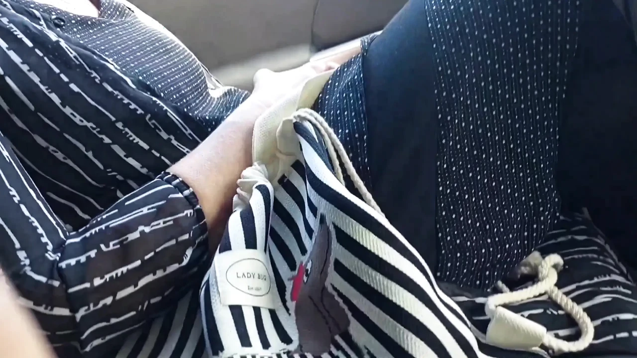 成熟的金发妻子享受飞行后的性爱