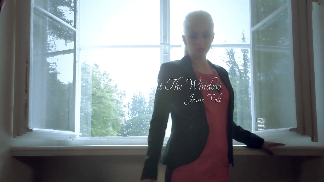 她喜欢抚摸她湿漉漉的阴户