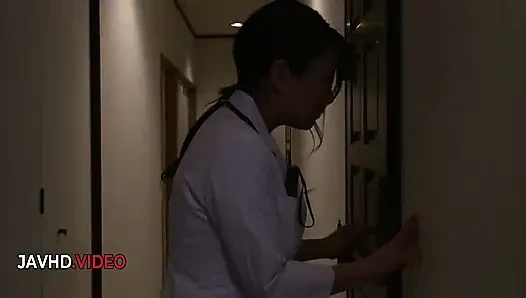 In strümpfen gekleidete JAV-göttin Shino Izumi gibt intensiven Footjob und liefert dann freche milf MILF