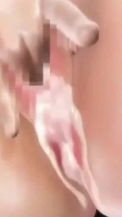 一个性沮丧的女人在家里自慰，直到她滴水。|剪辑 1