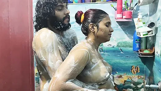 Baderomantik mit handjob, ans penis reibt sich den arsch