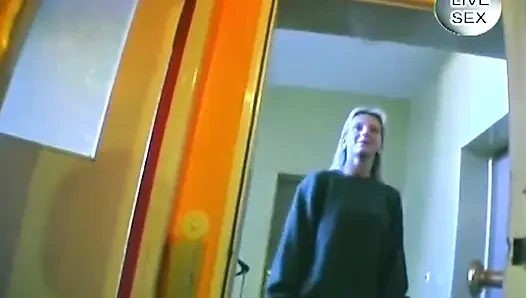 Блондинка трахает себя пальцами, затем скачет на стеклянном дилдо