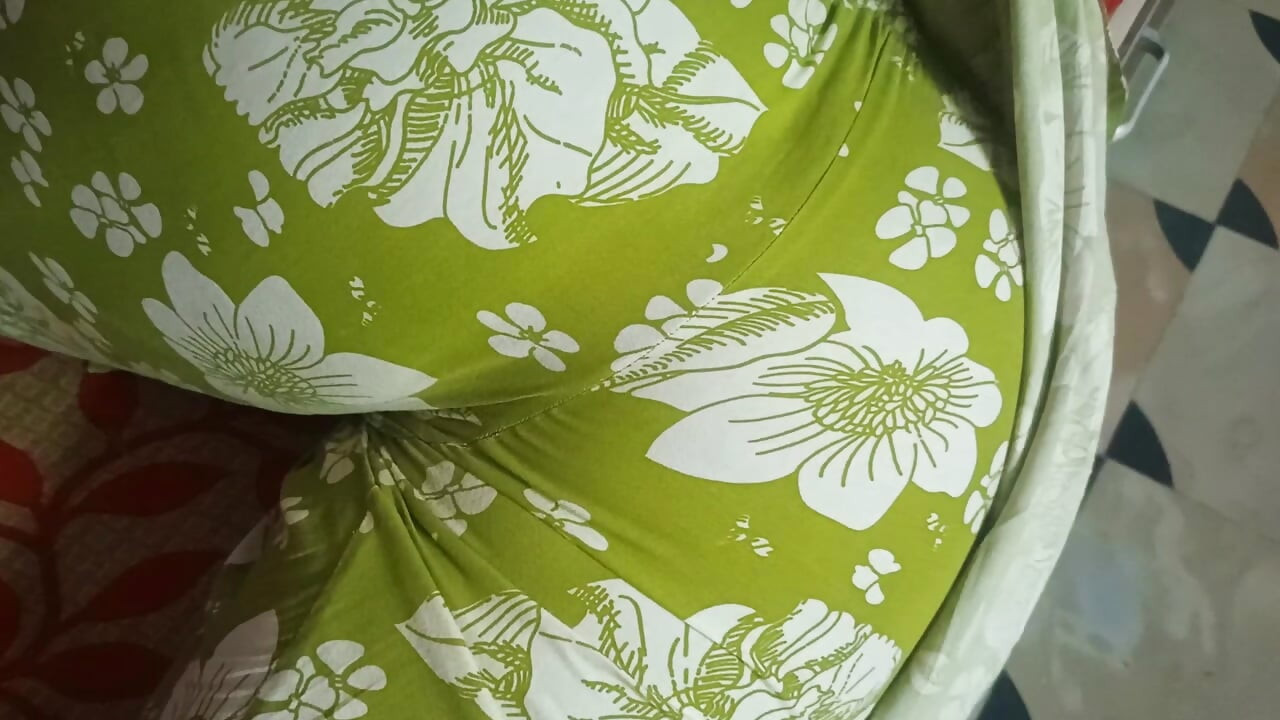 Une femme mariée asiatique indienne se fait facefucker et baiser avec un vibromasseur et une bite