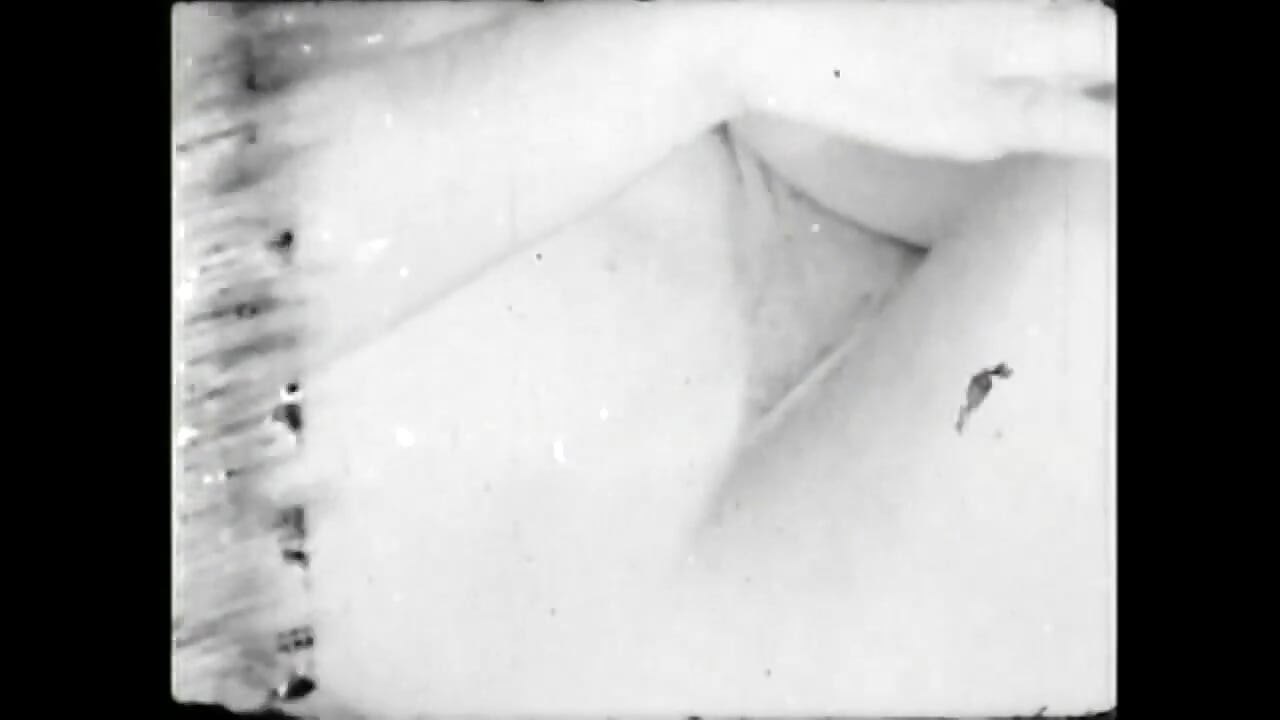 Perempuan jalang seksi dengan striptis buah dada epik