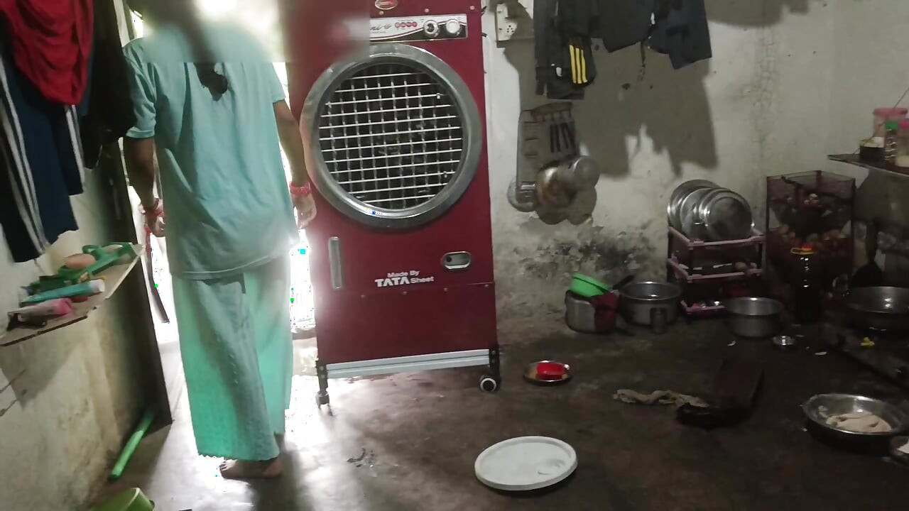 En la cocina, se cogió agua del pene, mostrando grandes tetas y audio hindi mejor paja.
