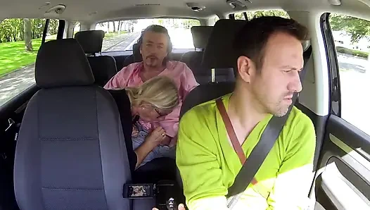 Büyük memeli seksi orta yaşlı seksi kadın amını sert siktiriyor