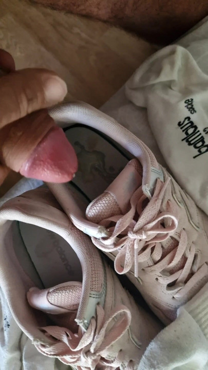 Karımın ayakkabılarına boşalma/boşalma 2