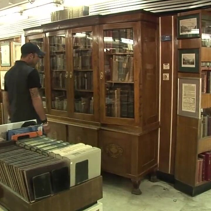 Βρωμιάρα μελαχρινή τρώει έναν μεγάλο σκληρό πούτσο στον κώλο της