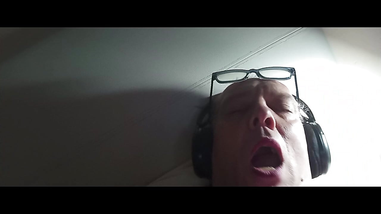 Un gode profond m’a fait jouir