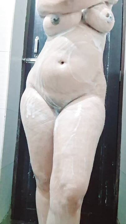 Ateşli hintli kız banyo yaparken beni gör